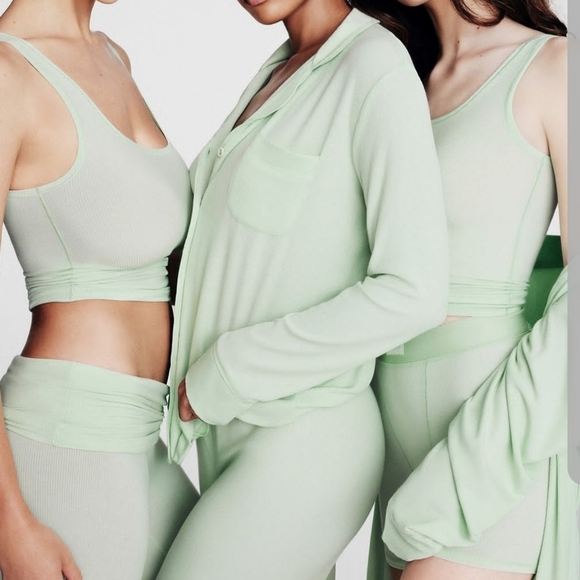 SKIMS Soft lounge boxer shorts Honeydew pale green - Picture 2 of 5